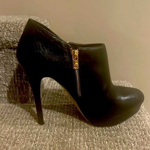 Gorgeous Michael Kors leather ankle booties ! - Picture 3 of 9
